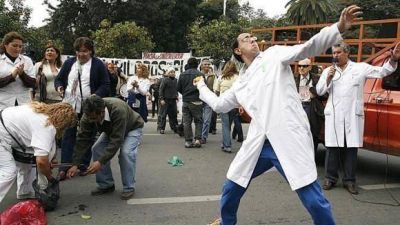 Tomates, naranjas y zapatos: El c�ctel de furia de los m�dicos ante la indiferencia del PE