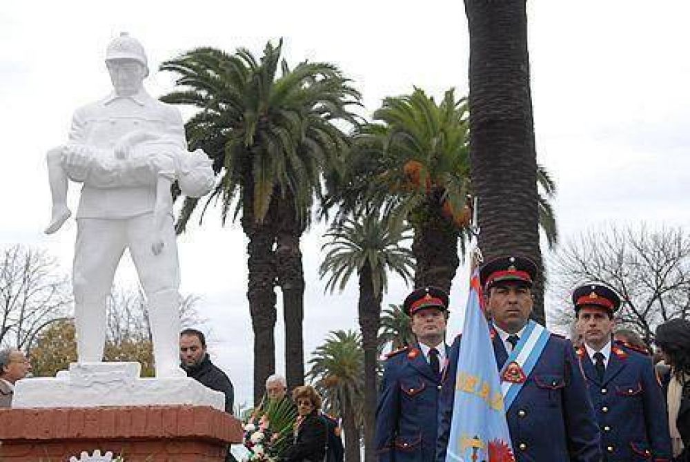 Con ausencia de autoridades del Ejecutivo, los Bomberos de Luj�n celebraron su d�a