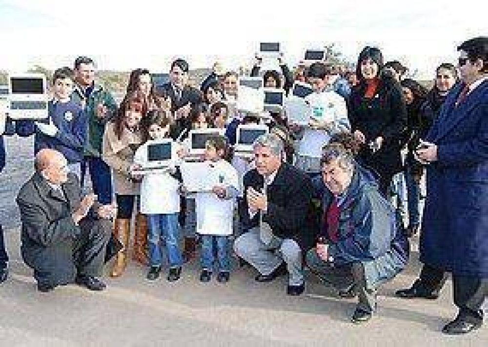  El Gobierno entreg� computadoras en escuela N� 238 de La Petra