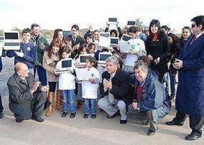  El Gobierno entreg� computadoras en escuela N� 238 de La Petra