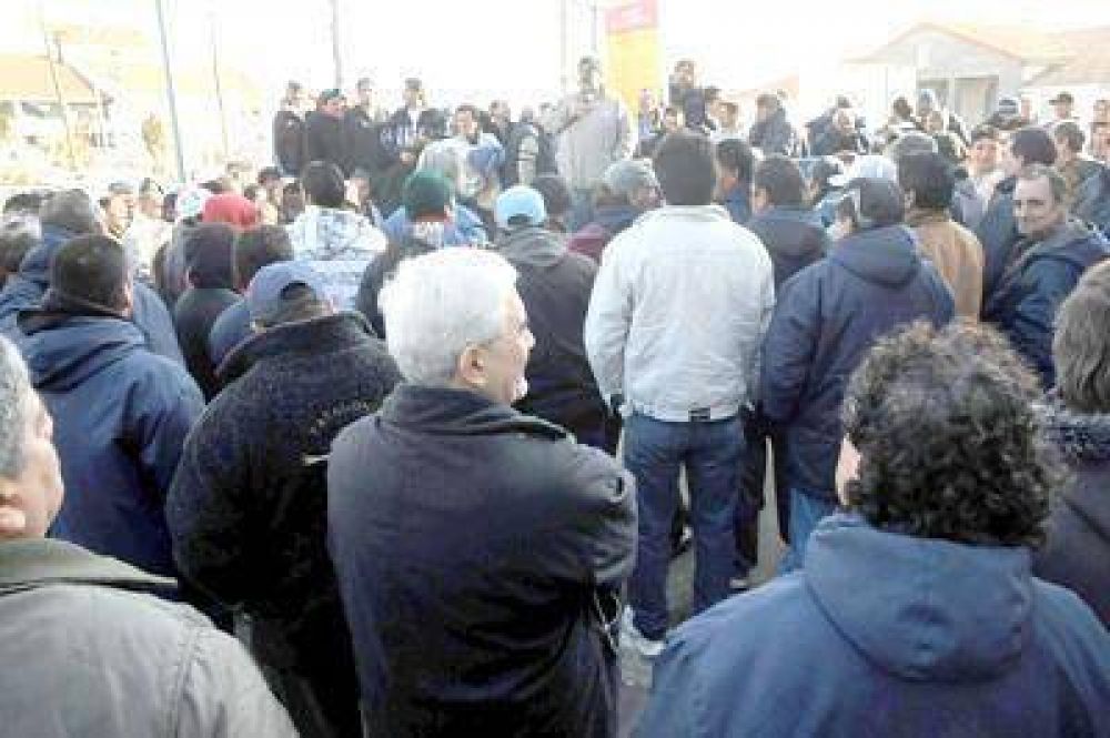 Los estibadores reanudaron parcialmente sus actividades