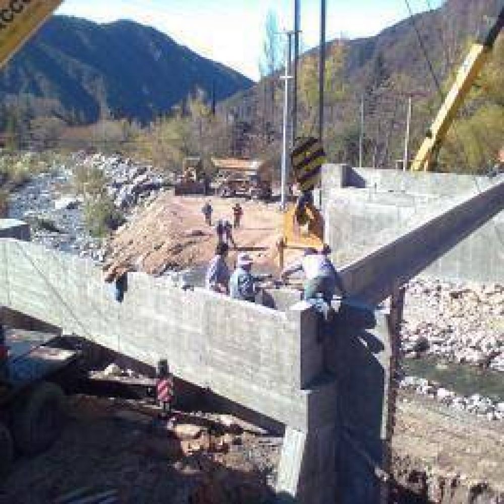 Construyen puentes en la villa El Rodeo