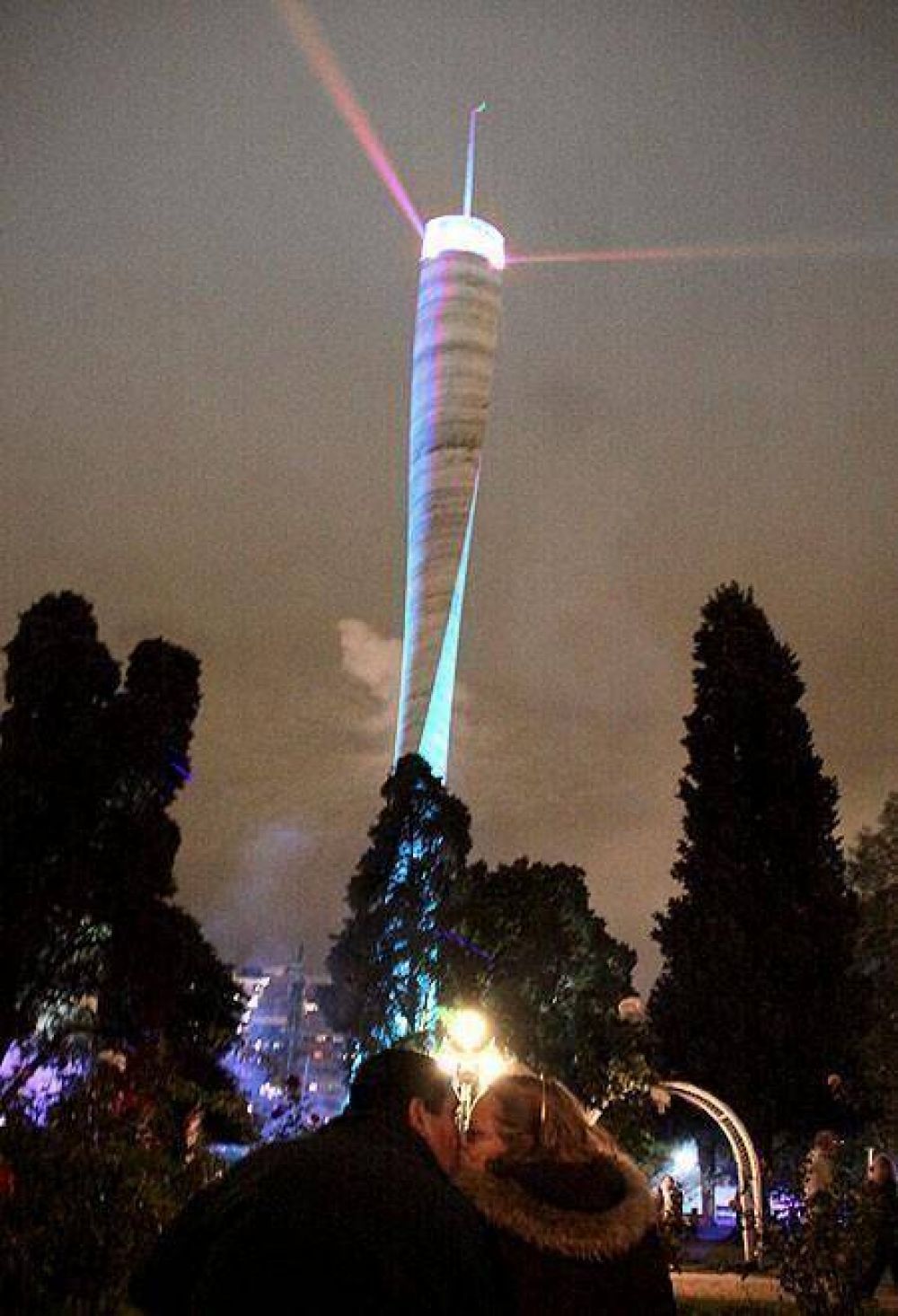 El Faro del Bicentenario se convirti� en el portal del Parque Sarmiento y ser� un hito tur�stico