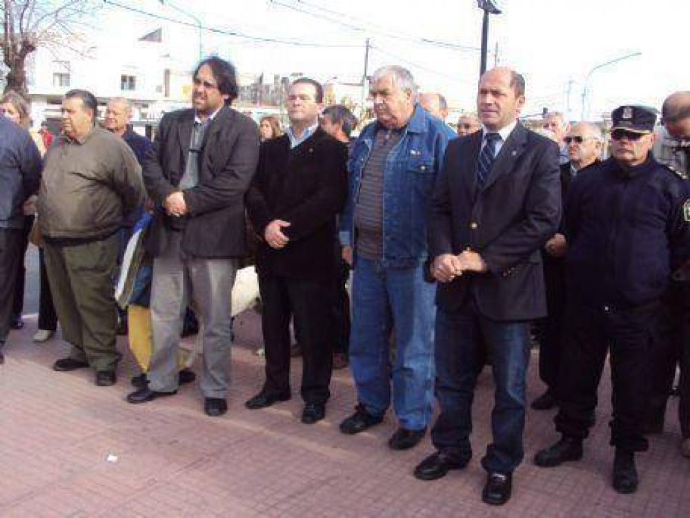 Mario Secco encabez� el homenaje al d�a del Bombero Voluntario  