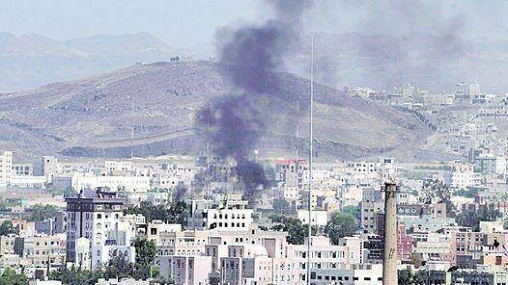 Bombardean la casa de gobierno de Yemen: hieren al presidente