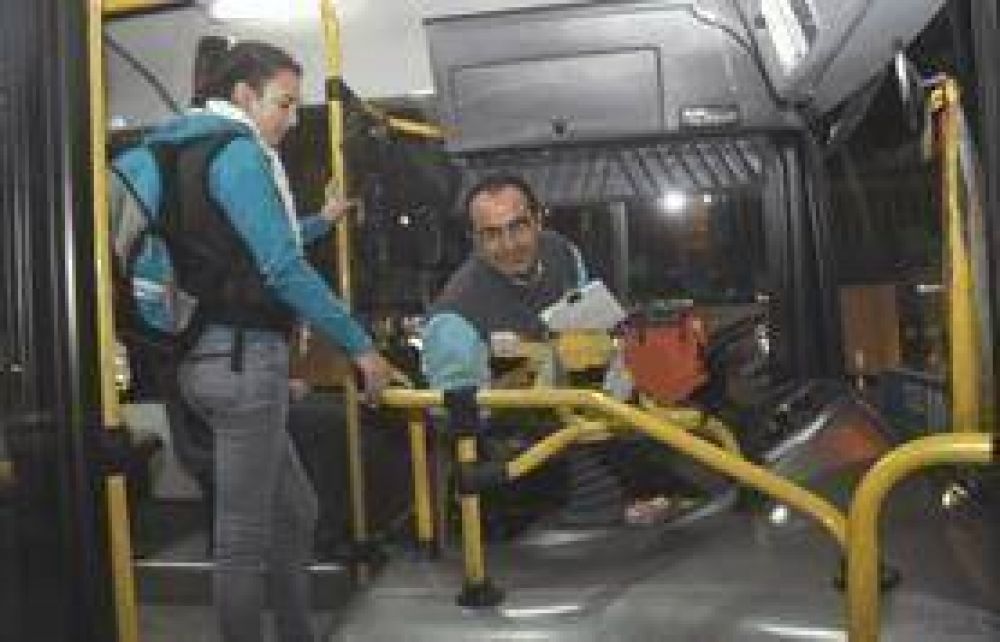 Colectivos: ahora protestan por subsidios y el faltante de gasoil