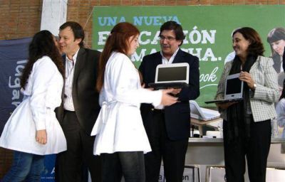 LUJ�N - JUNTO AL MINISTRO DE EDUCACION, LA INTENDENTA ENTREGO 1750 NETBOOKS