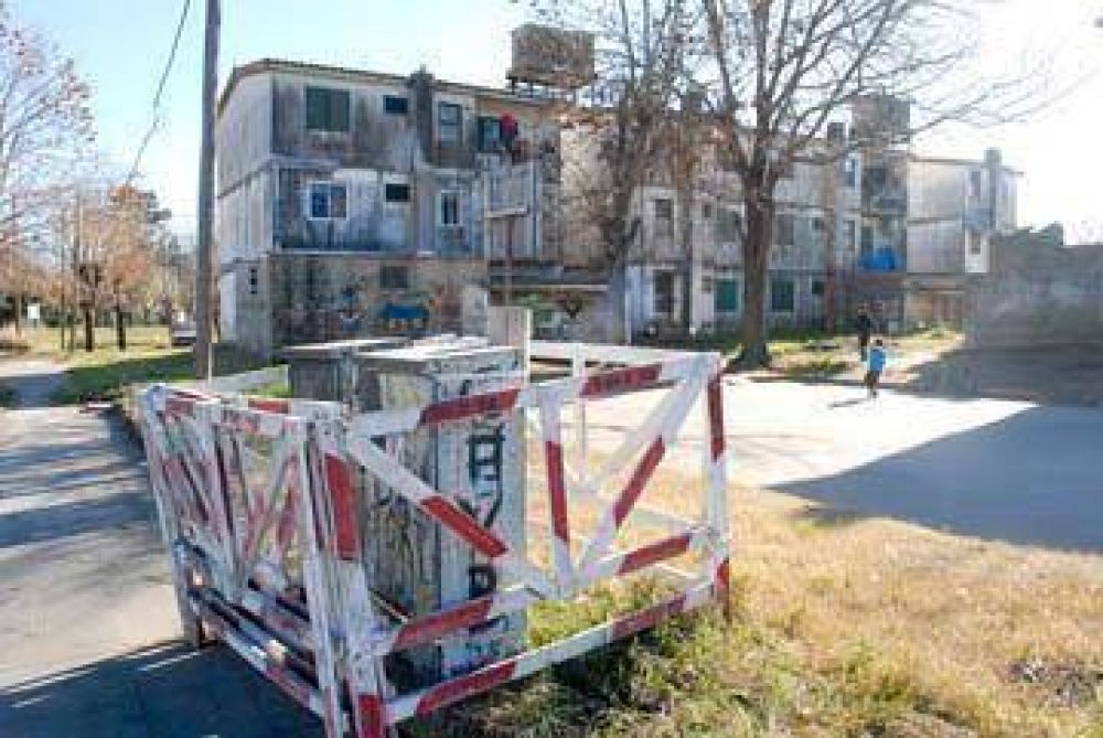 FONAVI 144: por la desidia municipal, vecinos conviven con desechos cloacales, basura y ratas