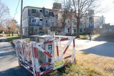 FONAVI 144: por la desidia municipal, vecinos conviven con desechos cloacales, basura y ratas