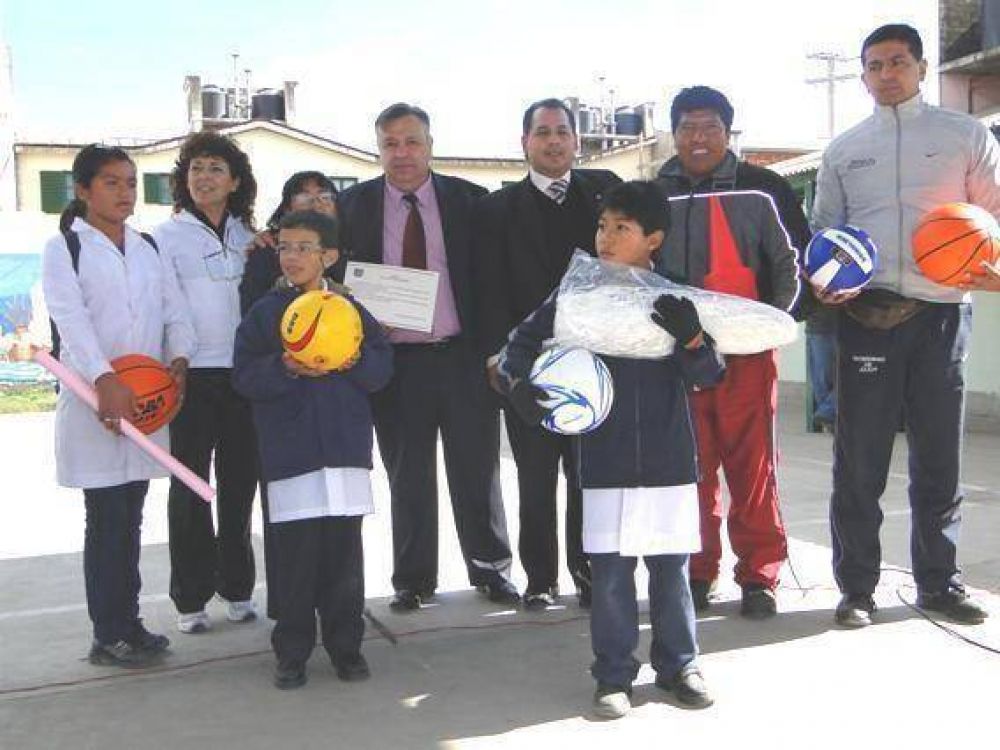Entregaron elementos deportivos a la Escuela N� 451