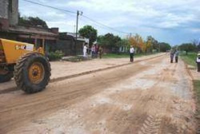 Intenso trabajo de mejoramiento integral y enripiado de calles de barrios de la zona sur