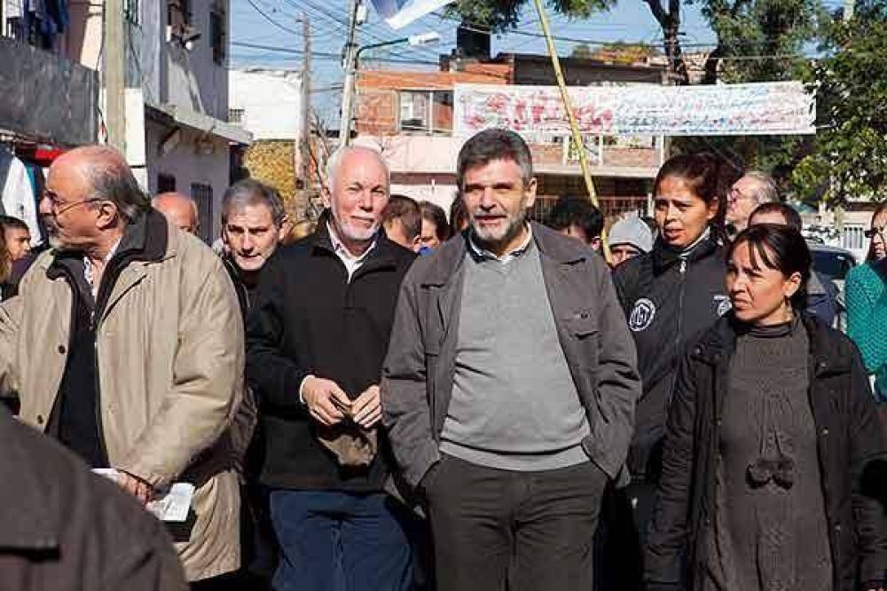 Filmus y Tomada recorrieron Parque Patricios, Barracas y la Villa 21