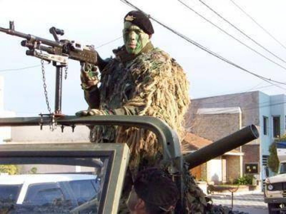 Impactante desfile c�vico-militar en una tarde de festejos