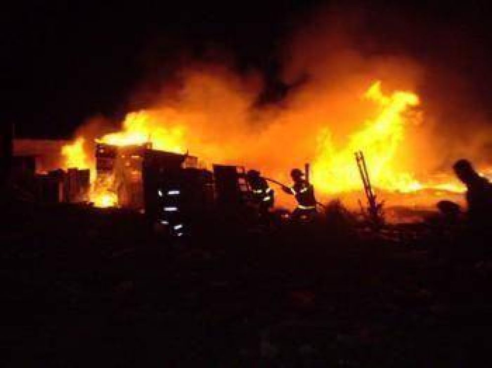 Voraz incendio destruy� una precaria vivienda y un galp�n donde guardaban cartones