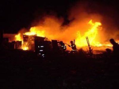 Voraz incendio destruy� una precaria vivienda y un galp�n donde guardaban cartones