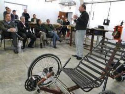 Olavarr�a: Construyen un autom�vil a energ�a solar para participar de competencia en Chile