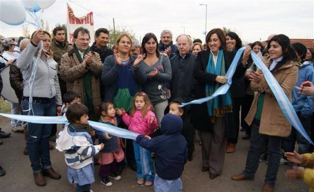 LUJ�N - ACTO DE INAUGURACION DEL NUEVO PAVIMENTO EN EL BARRIO LUCHETTI EN OPEN DOOR