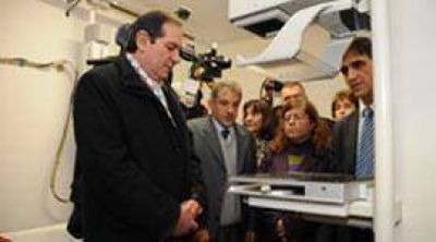 El Gobernador puso en funcionamiento un mam�grafo en el policl�nico de Banda del R�o Sal� 