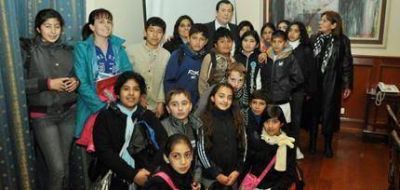 Alumnos de la ciudad de Colonia Dora visitaron al gobernador Zamora