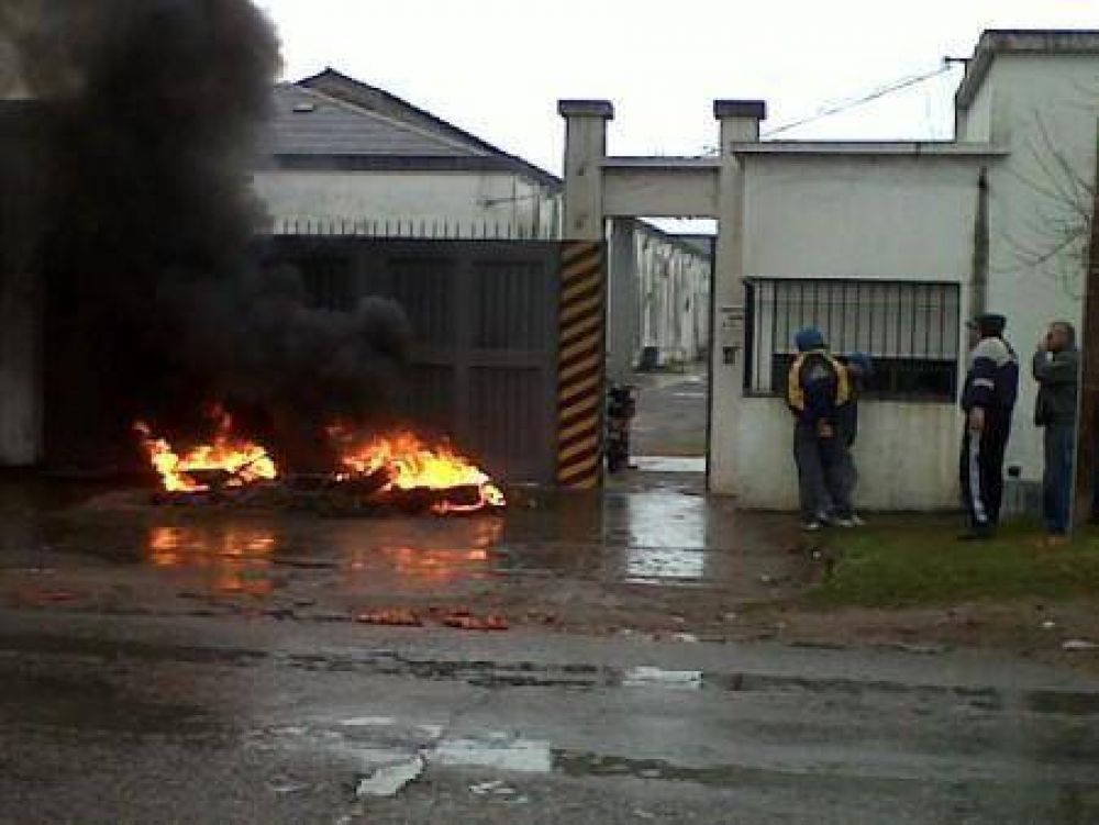 Movilizaci�n frente a una empresa por la suspensi�n de siete trabajadores