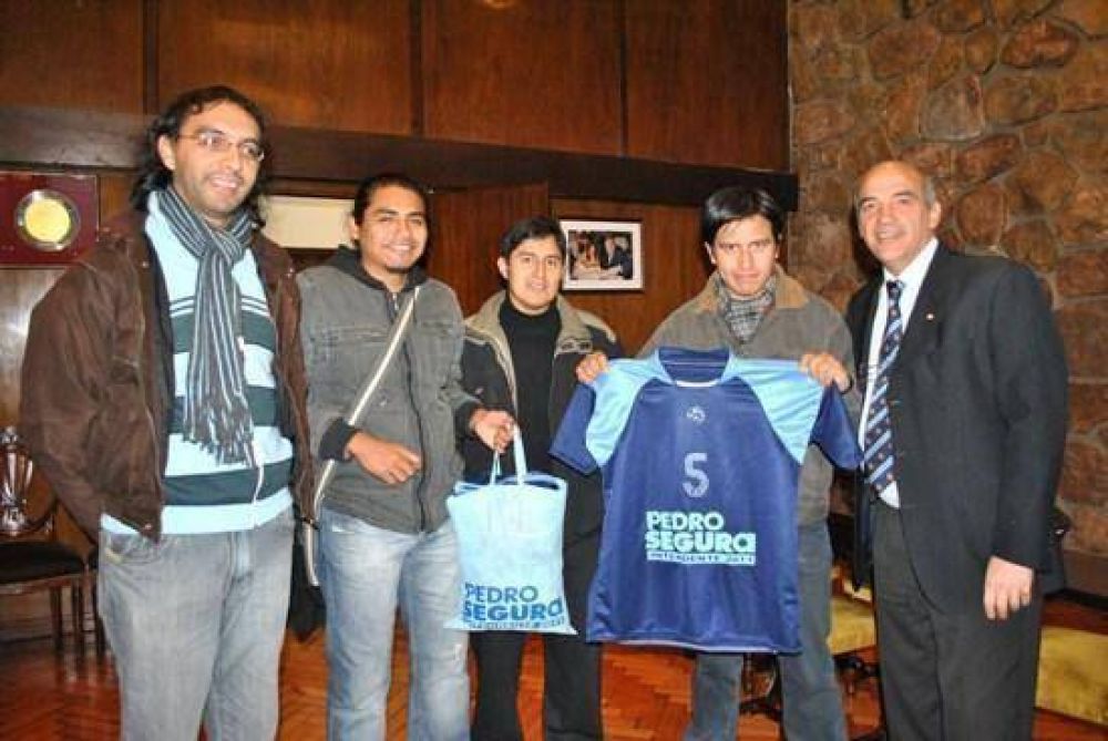 Donaci�n de camisetas a j�venes estudiantes