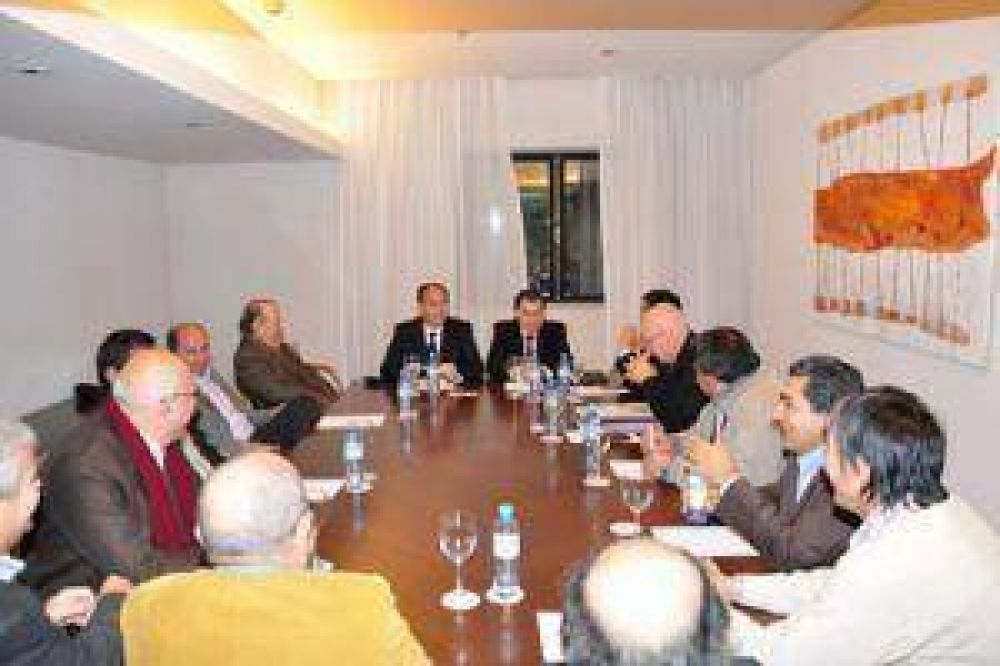 Intendentes se reunieron con municipales y acordaron agenda