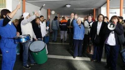 Los m�dicos amenazan con masivas renuncias a sus funciones hospitalarias