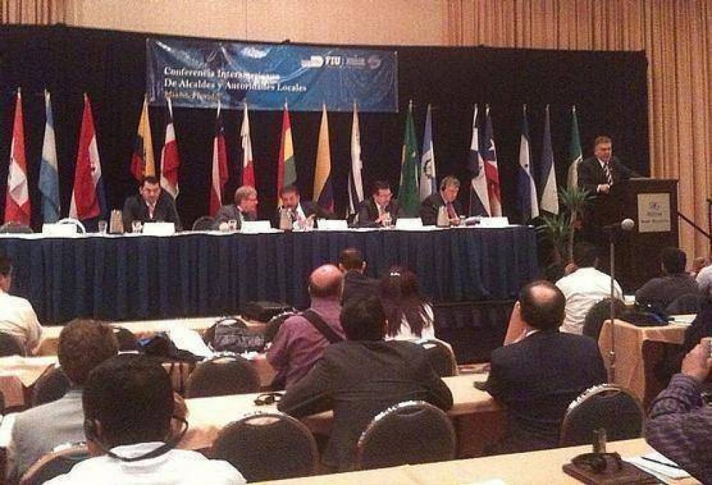 Amaya expuso ante intendentes americanos