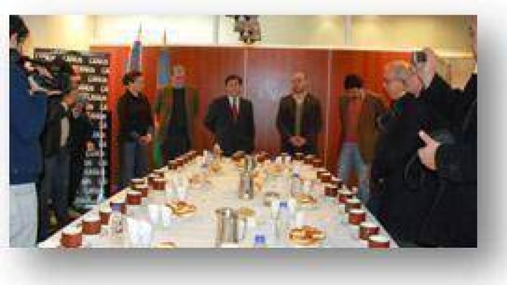 LAN�S - DAR�O D�AZ P�REZ AGASAJ� A LA PRENSA 