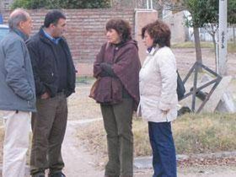 Funcionarios municipales recorrieron el destruido monumento a Luc�a Tartaglia