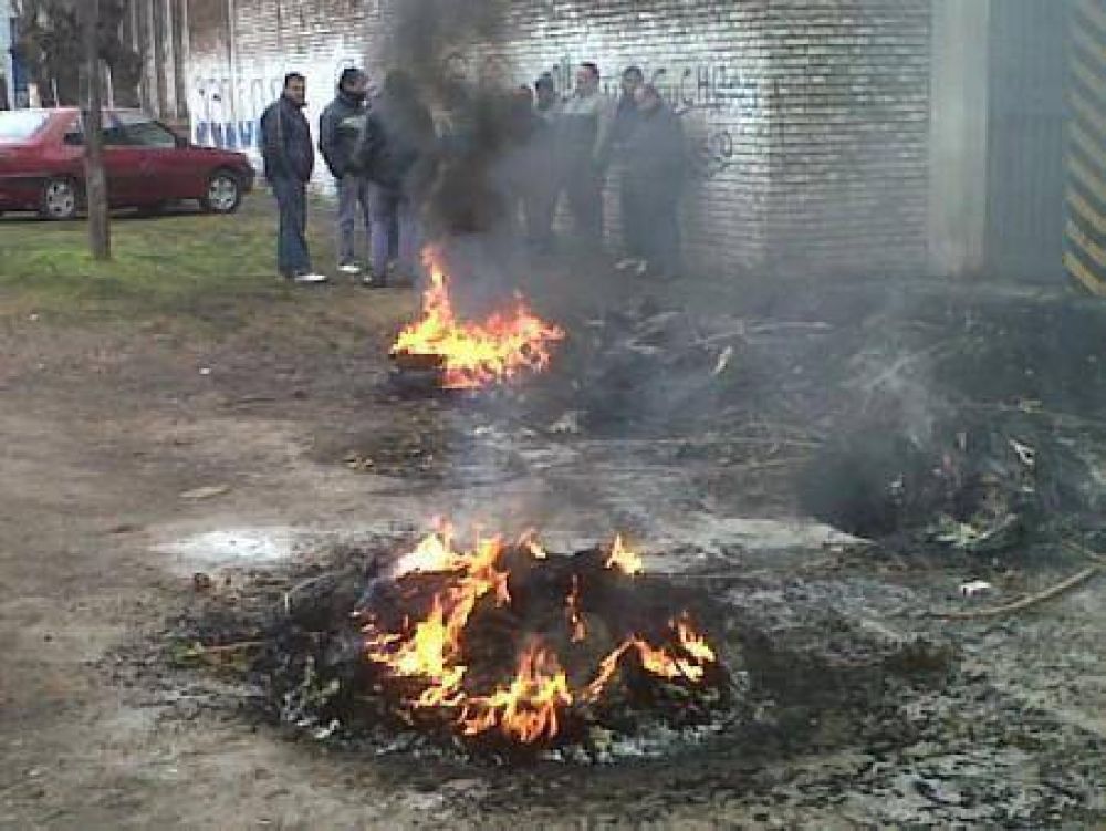 Contin�a el paro de la Asociaci�n Obrera Textil frente a SITA