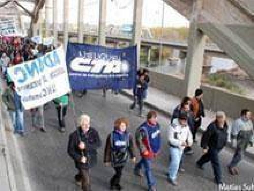  La CTA se manifest� en el puente Neuqu�n-Cipolletti
