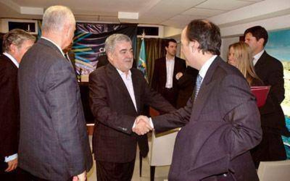Sin anuncio previo Das Neves adjudic� tres �reas petroleras