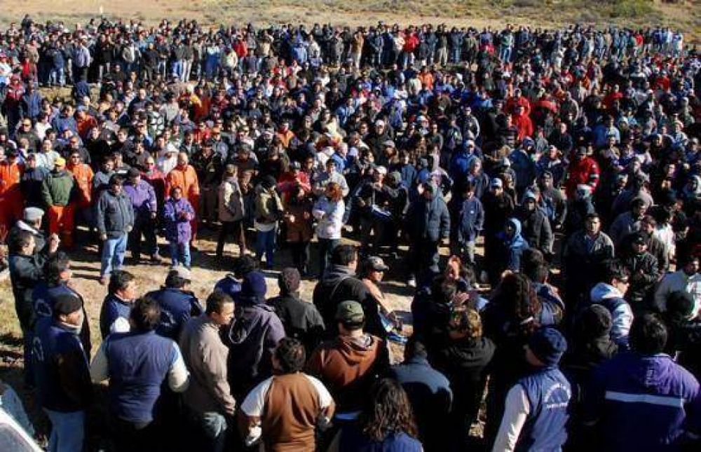 Toman y cortan producci�n de planta petrolera de YPF