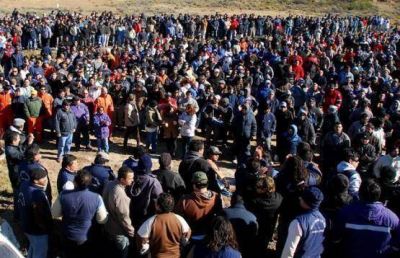 Toman y cortan producci�n de planta petrolera de YPF