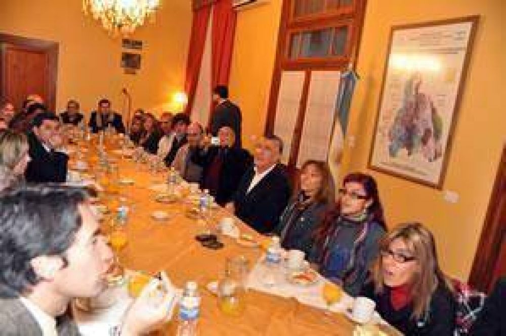 Jos� Luis Gioja habl� en off con los medios