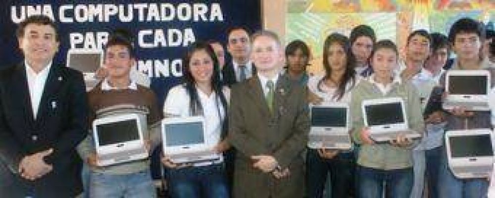 Este viernes entregar�n 750 netbooks en la EES N�5 de Las Bre�as