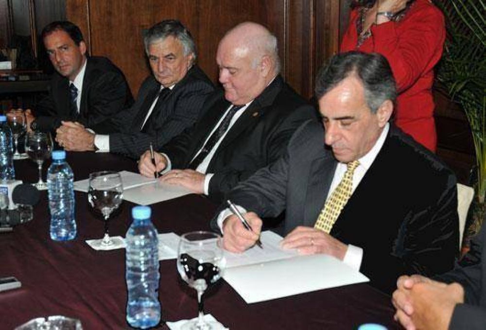 Malvinas Argentinas firma convenio con la UBA