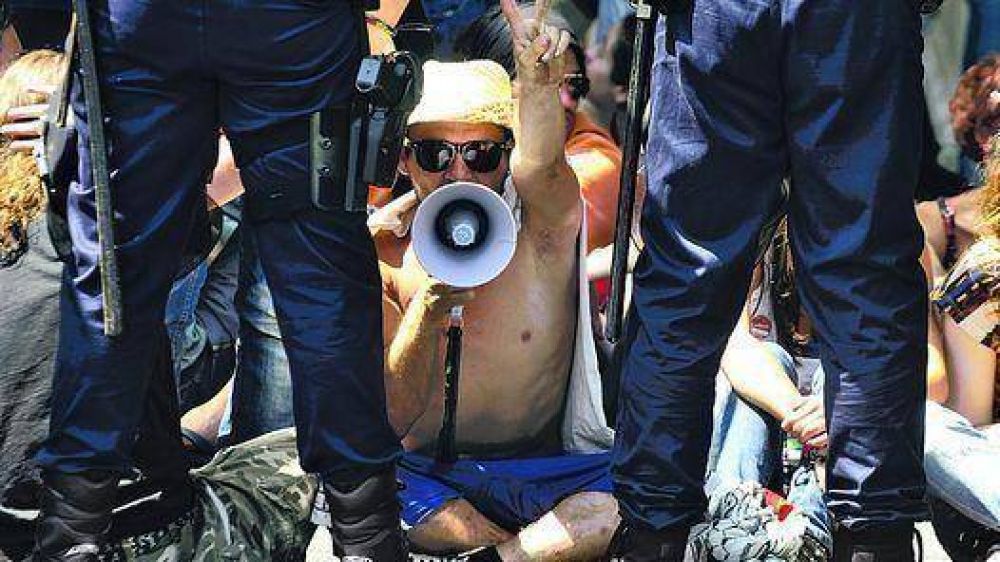 Duros choques entre la polic�a y un grupo de �indignados� en Valencia