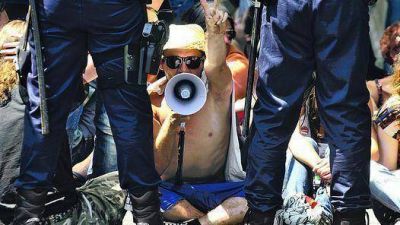 Duros choques entre la polic�a y un grupo de �indignados� en Valencia