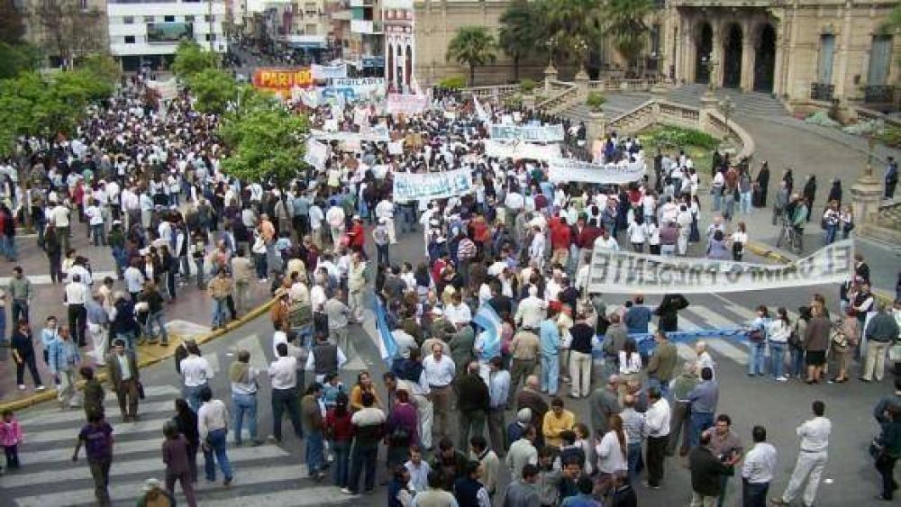 El �camping de la dignidad� pone en jaque el 9 de Julio