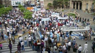 El �camping de la dignidad� pone en jaque el 9 de Julio