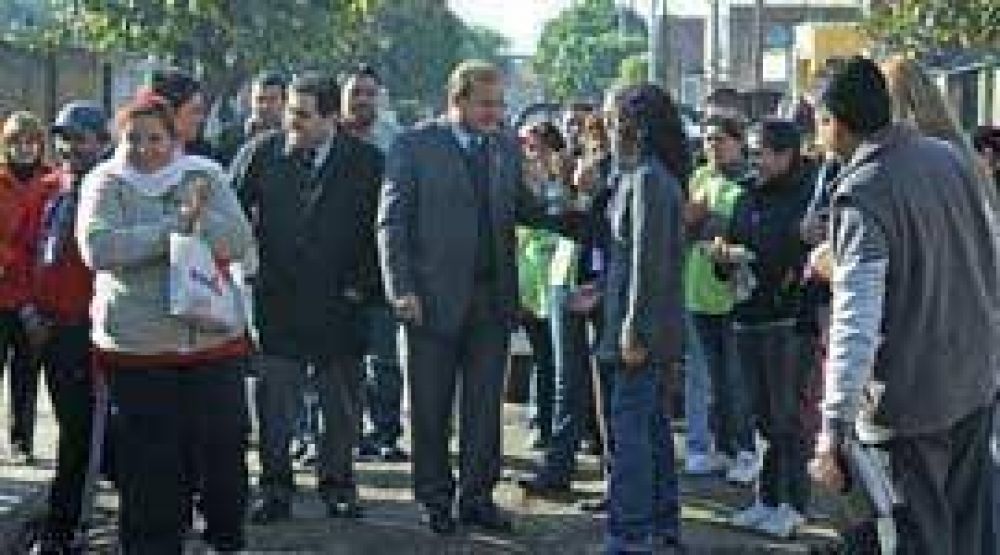 El Legislador Armando Cortalezzi supervis� obras de cord�n cuneta en Villa 