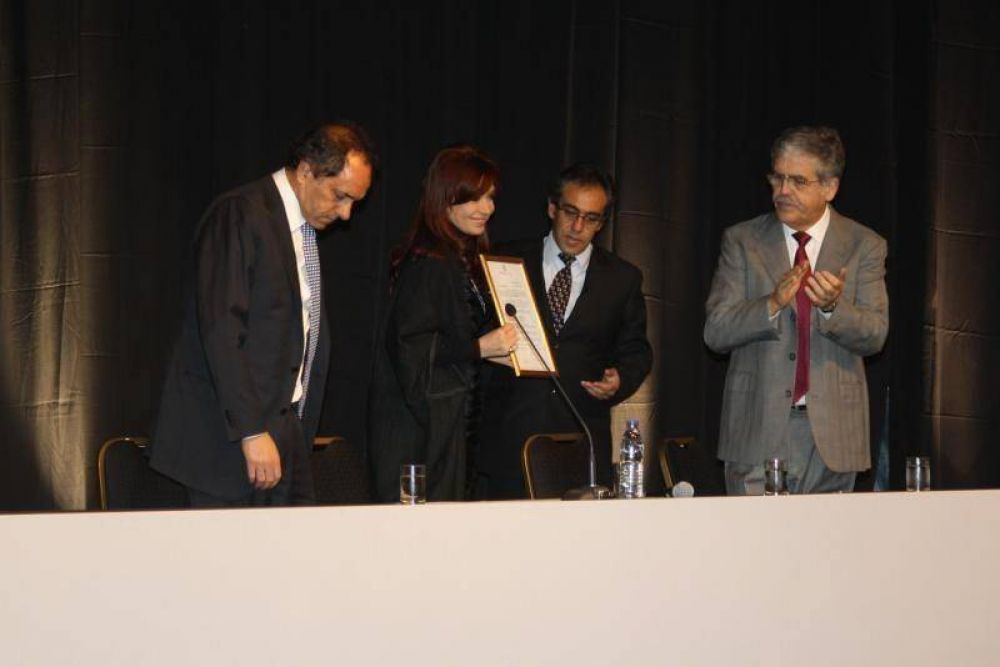 ESCOBAR - El Intendente Sandro Guzm�n firm� el contrato de adjudicaci�n de obra del Hospital del Bicentenario