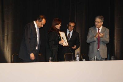 ESCOBAR - El Intendente Sandro Guzm�n firm� el contrato de adjudicaci�n de obra del Hospital del Bicentenario