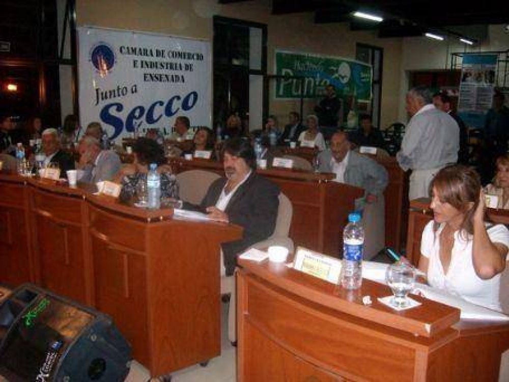  ENSENADA | Cobertura REALPOLITIK  Concejo Deliberante: Las curvas de Rosana Fern�ndez y sus llamativas calzas, como centro de escena  