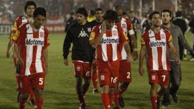 San Mart�n perdi� de local con Defensa y complic� su permanencia