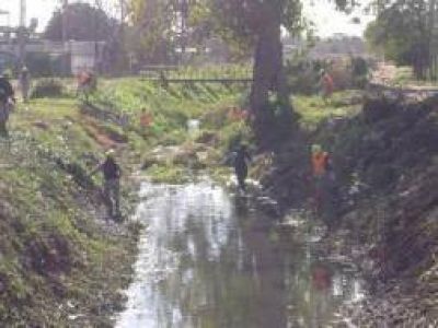 Almirante Brown: Cooperativas realizan limpieza de Arroyos 