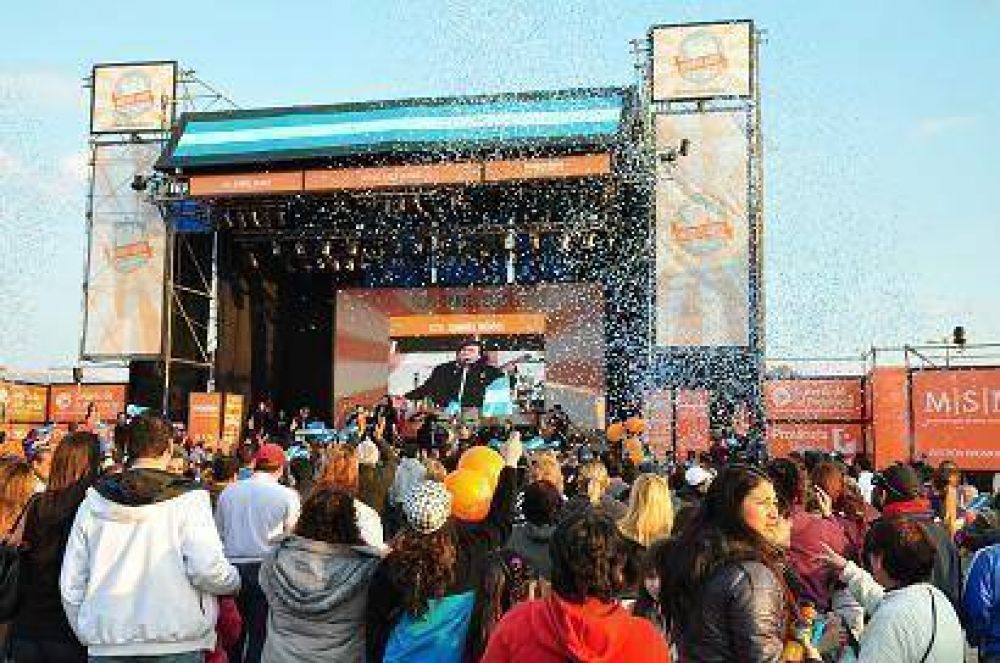 SAN MART�N - UNA MULTITUD EN LA FIESTA BUENOS AIRES SE MUEVE