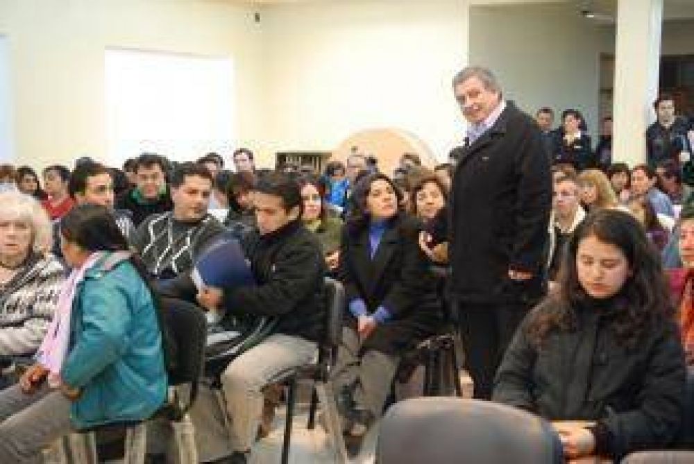 MIGUEL MORALES SE REUNI� CON DIRIGENTES Y VECINALISTAS
